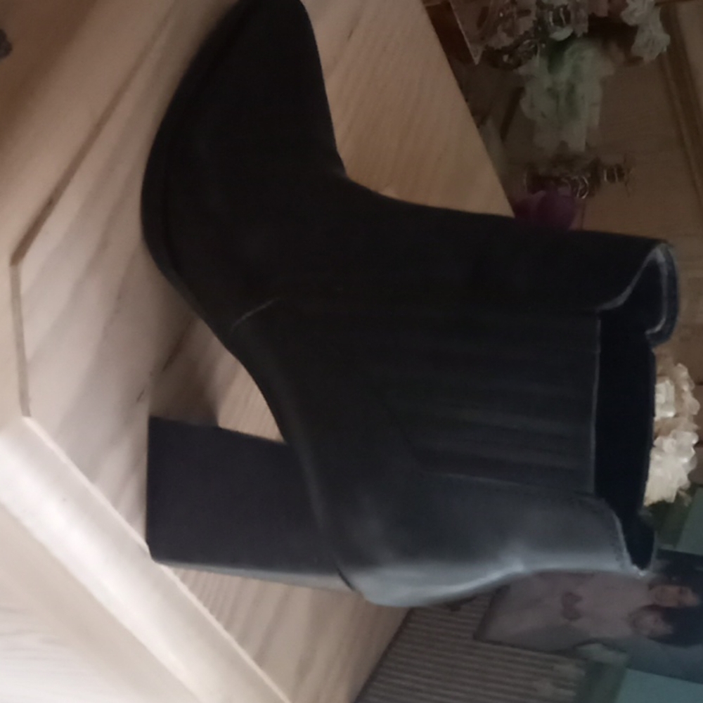 This black shoe boot is in very good condition & i